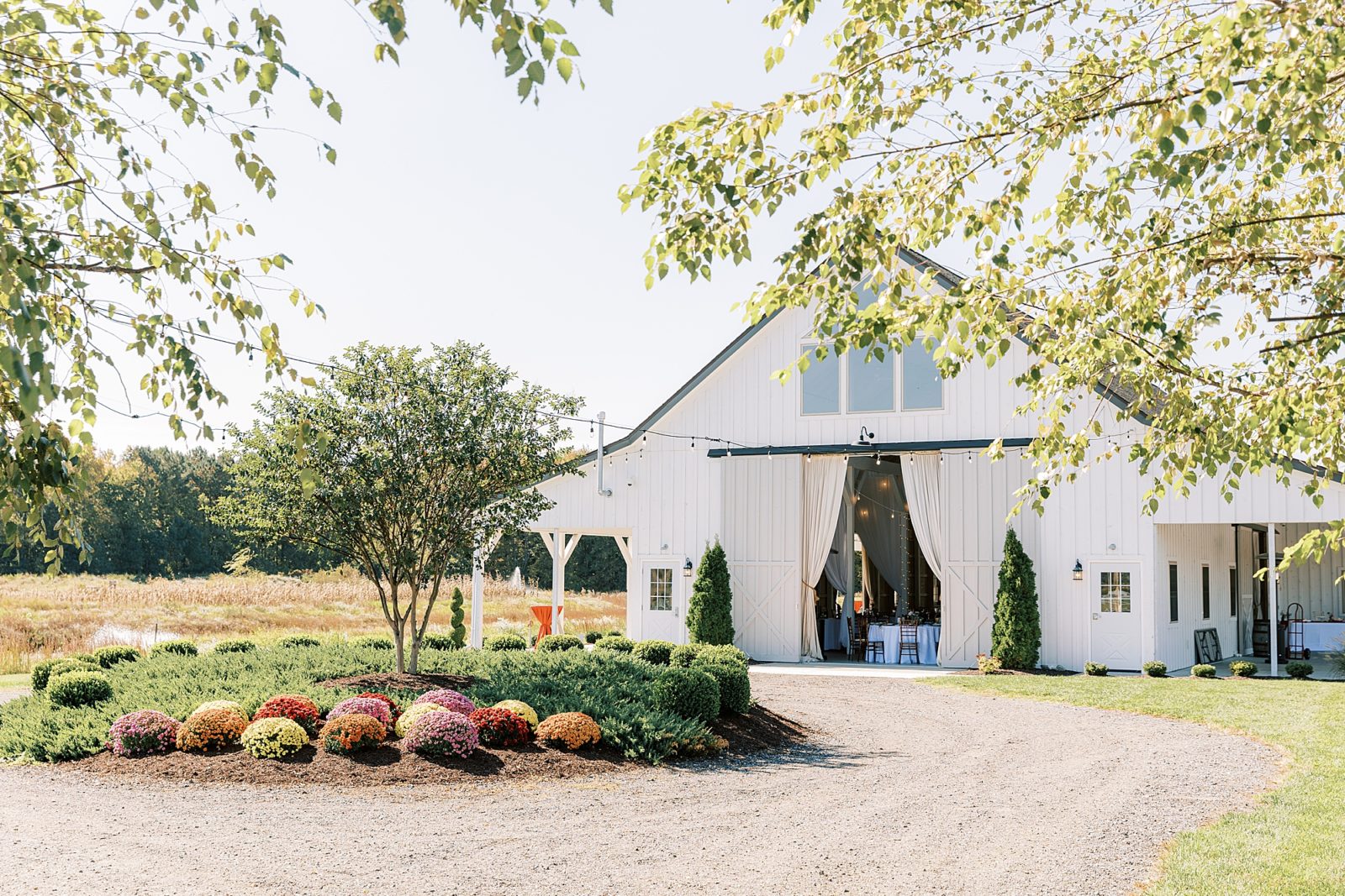 White Barn Wedding Venue Kylan Barn Samantha Jay Photography 7336