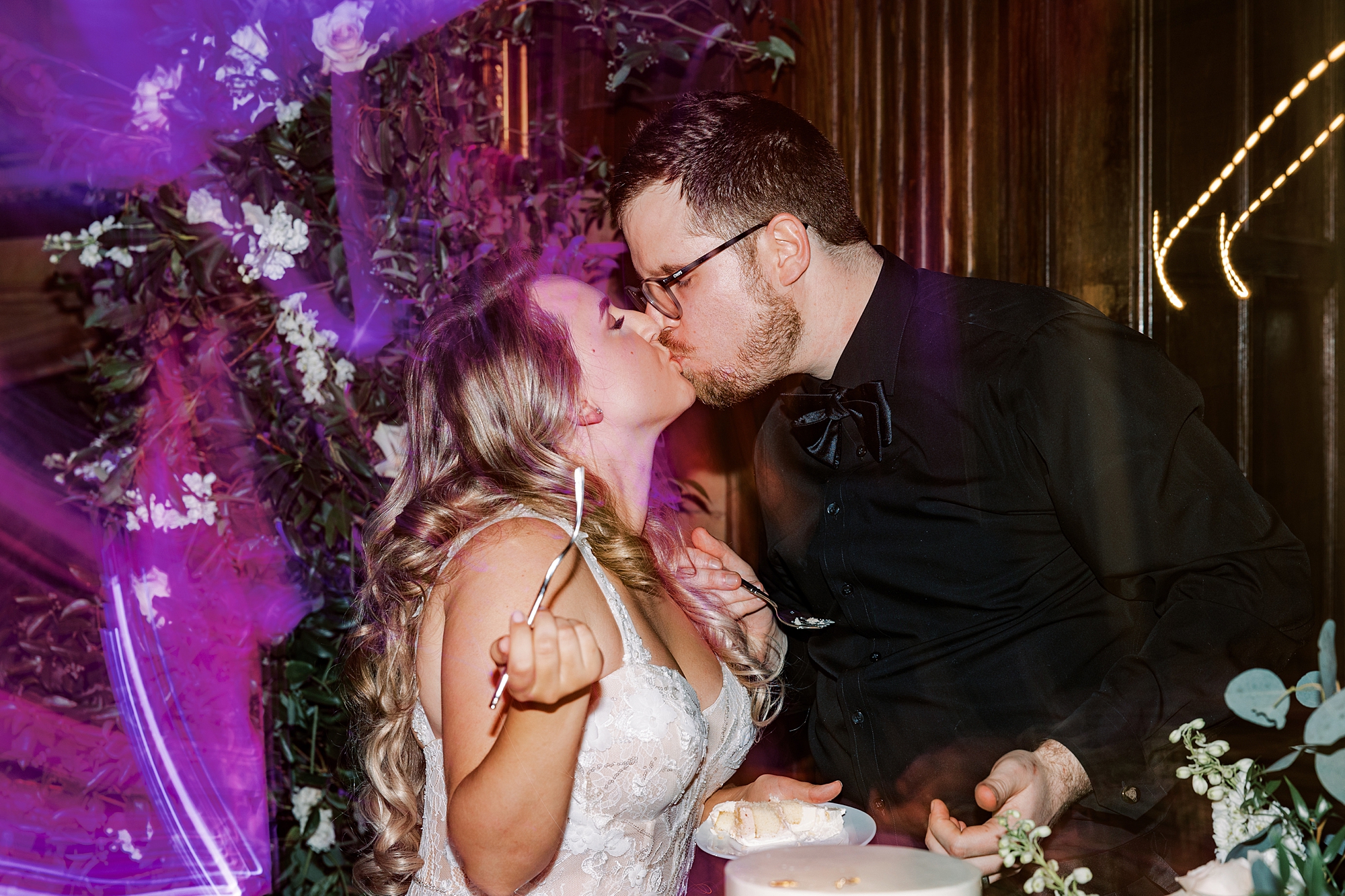 newlyweds kiss after cake cutting at Parque Ridley Creek