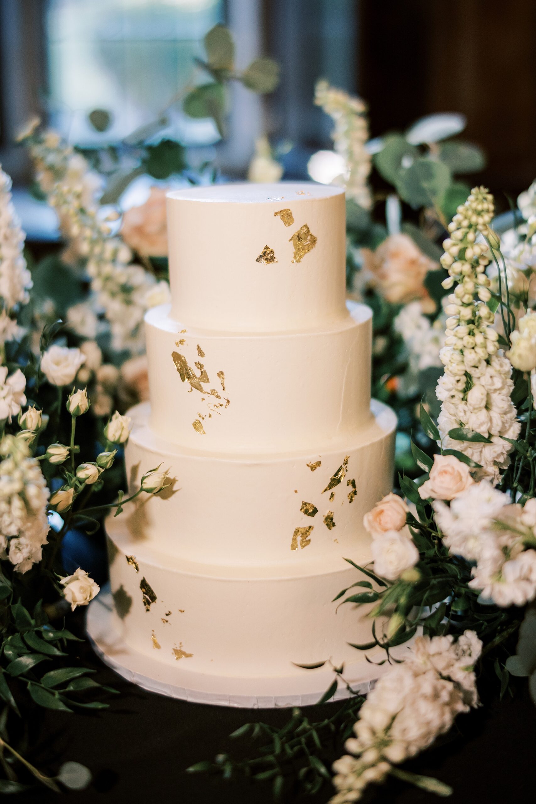 tiered wedding cake with gold flecks at Parque Ridley Creek