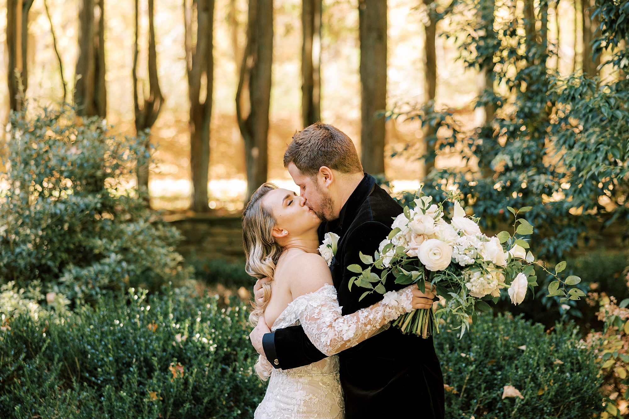 newlyweds kiss in gardens at Parque Ridley Creek