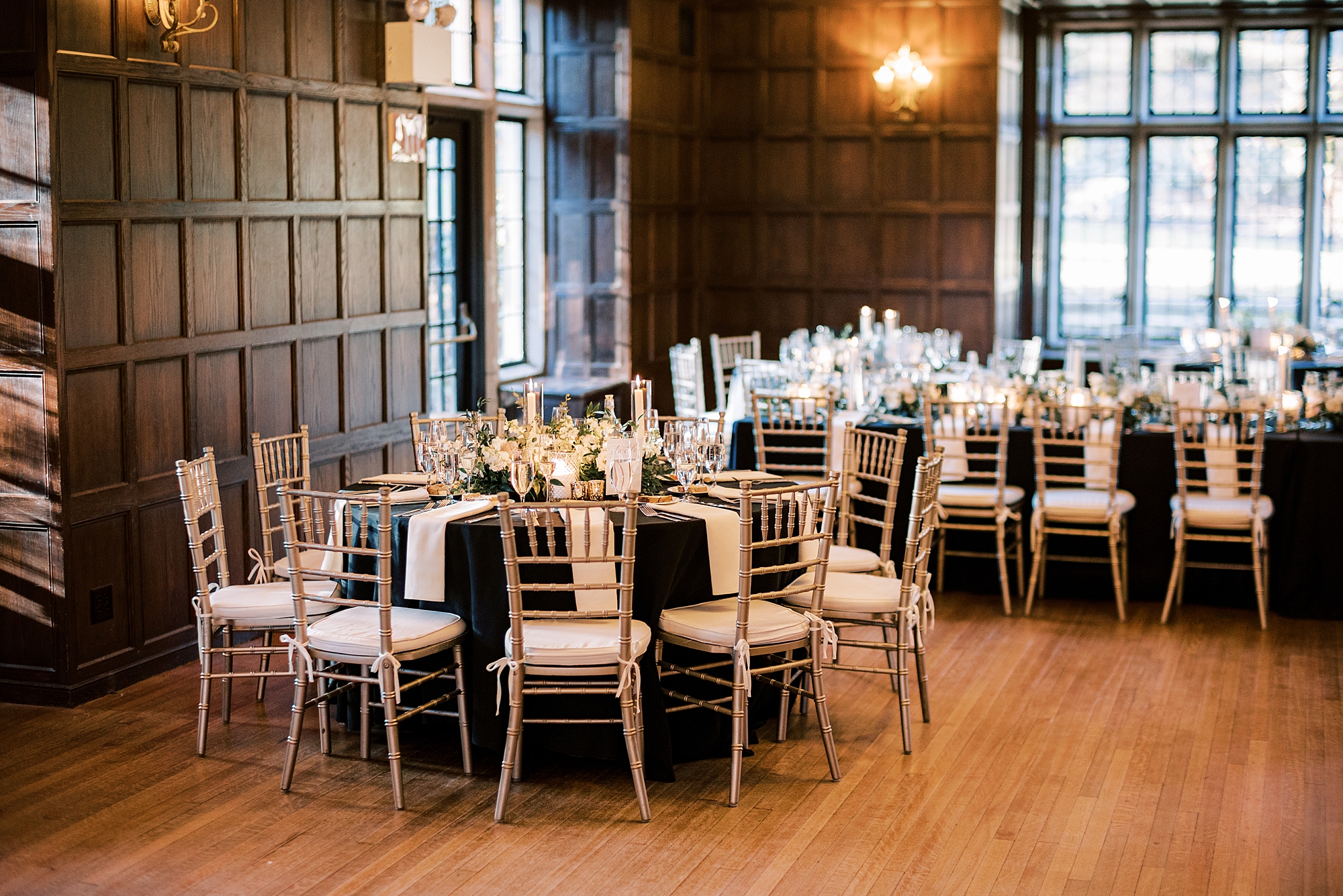 Parque Ridley Creek wedding reception in the fall with black and white details 